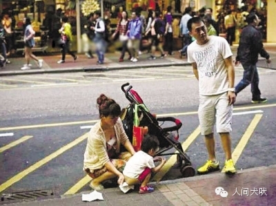 撒一泡尿，照照香港同胞和我們自己
